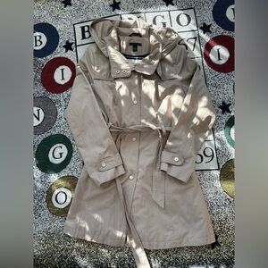 Women’s medium Tommy Hilfiger trench coat in tan
